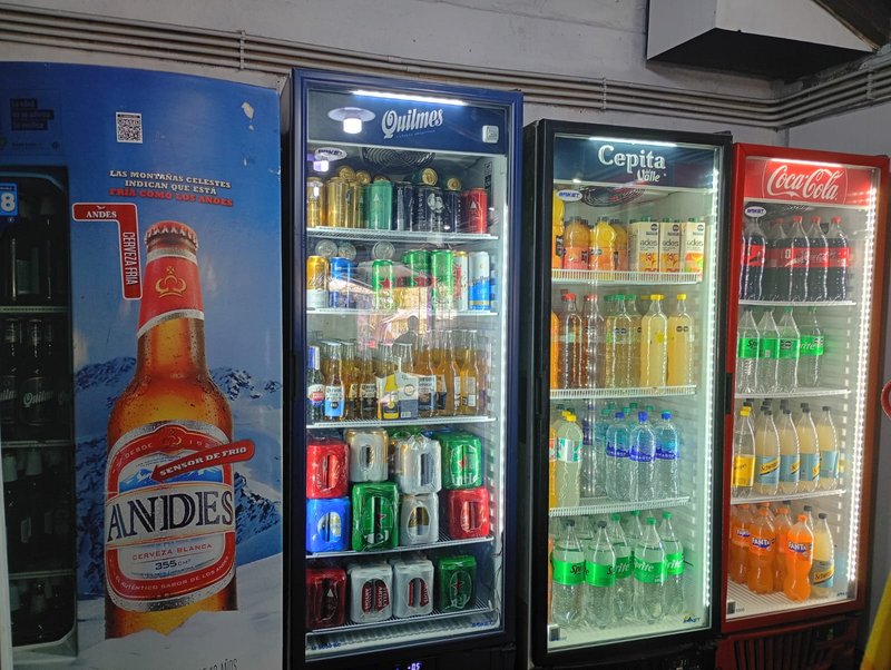 Heladeras con gaseosas, cervezas y jugos bien fríos