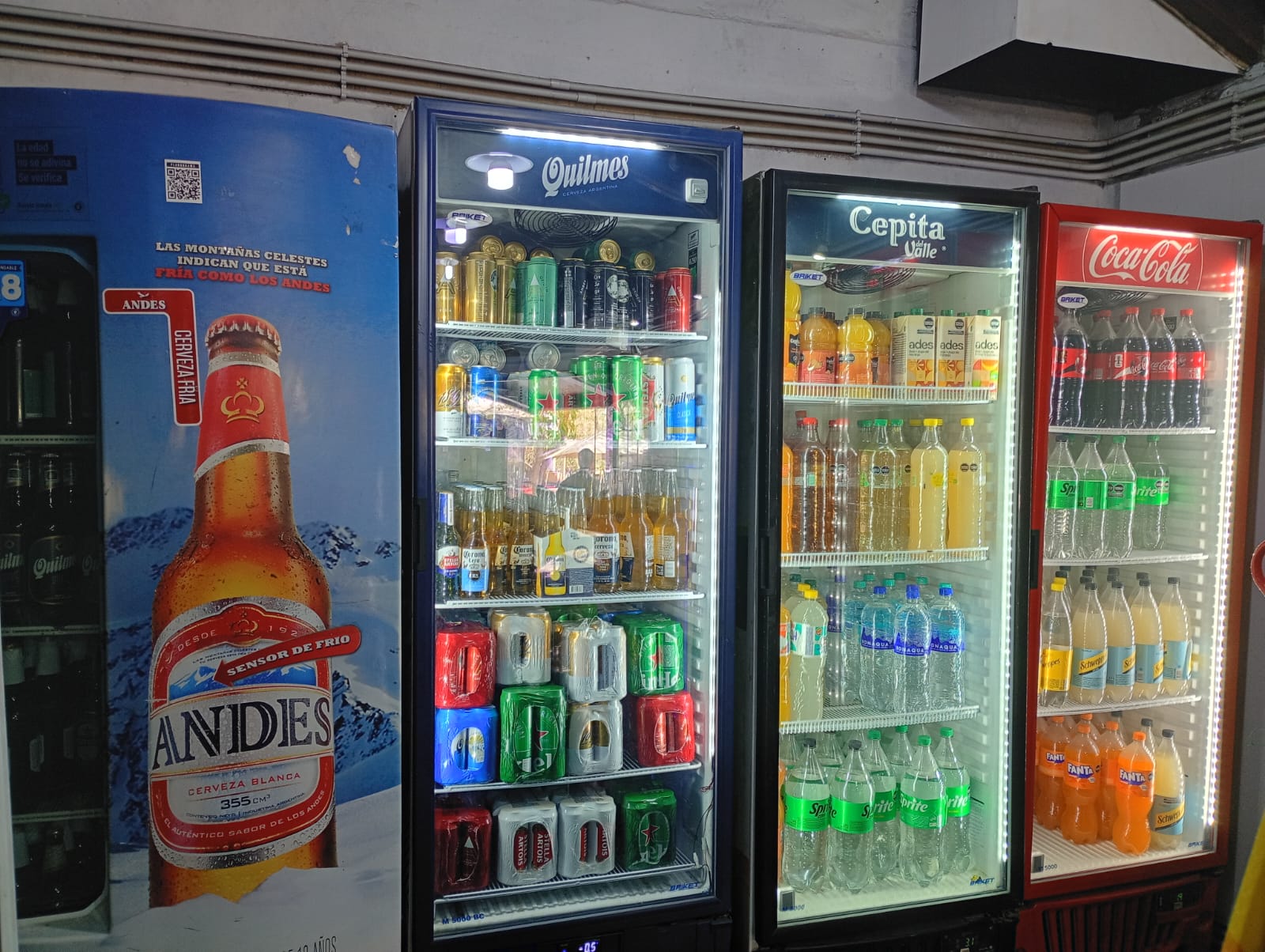 Heladeras con gaseosas, cervezas y jugos bien fríos