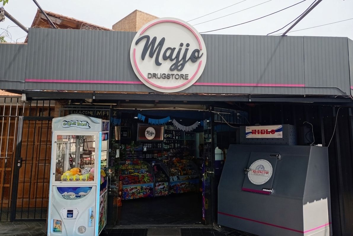 Fachada de Majjo Drugstore, de día