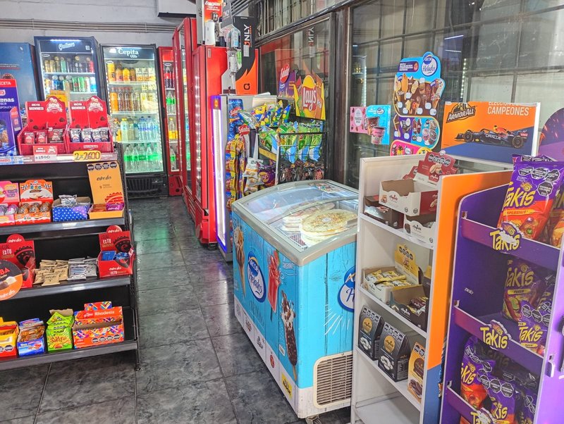 Heladera con snacks y helados