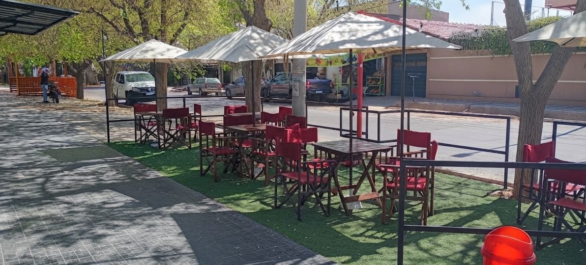 Terraza de Majjo Food con mesas y sombrillas